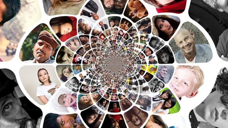 Kaleidoskop mit diversen Personen zum Thema Diversität